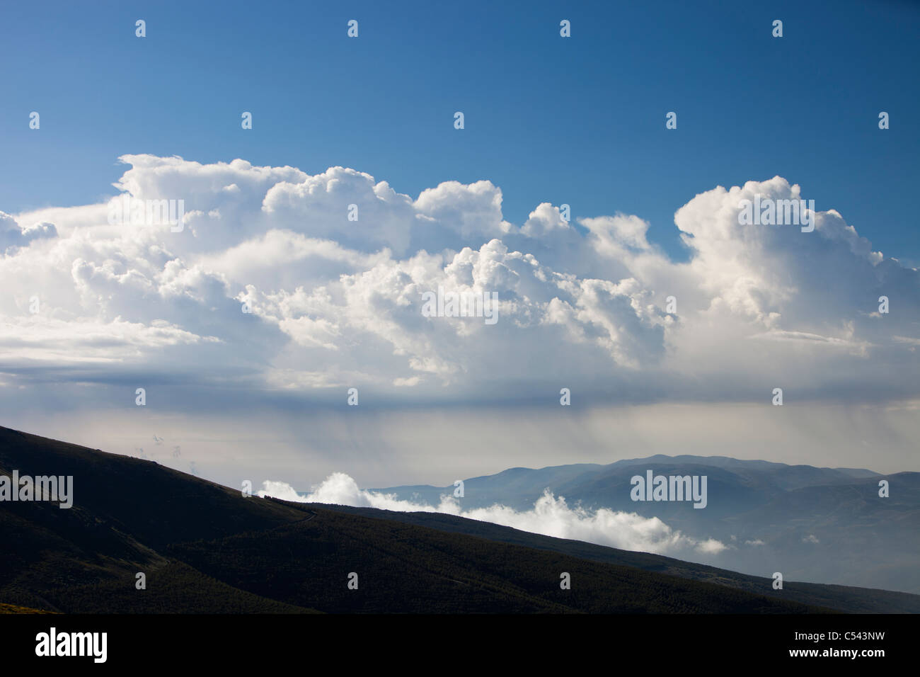 Duschen über die Berge der Sierra Nevada im Süden von Spanien. Stockfoto