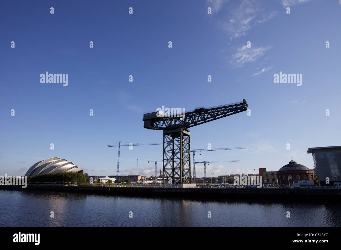 Bau-Krane in Glasgow auf Scottish Hydro Arena Website, Glasgow, Schottland, Großbritannien. Universität-Turm am Horizont. Stockfoto