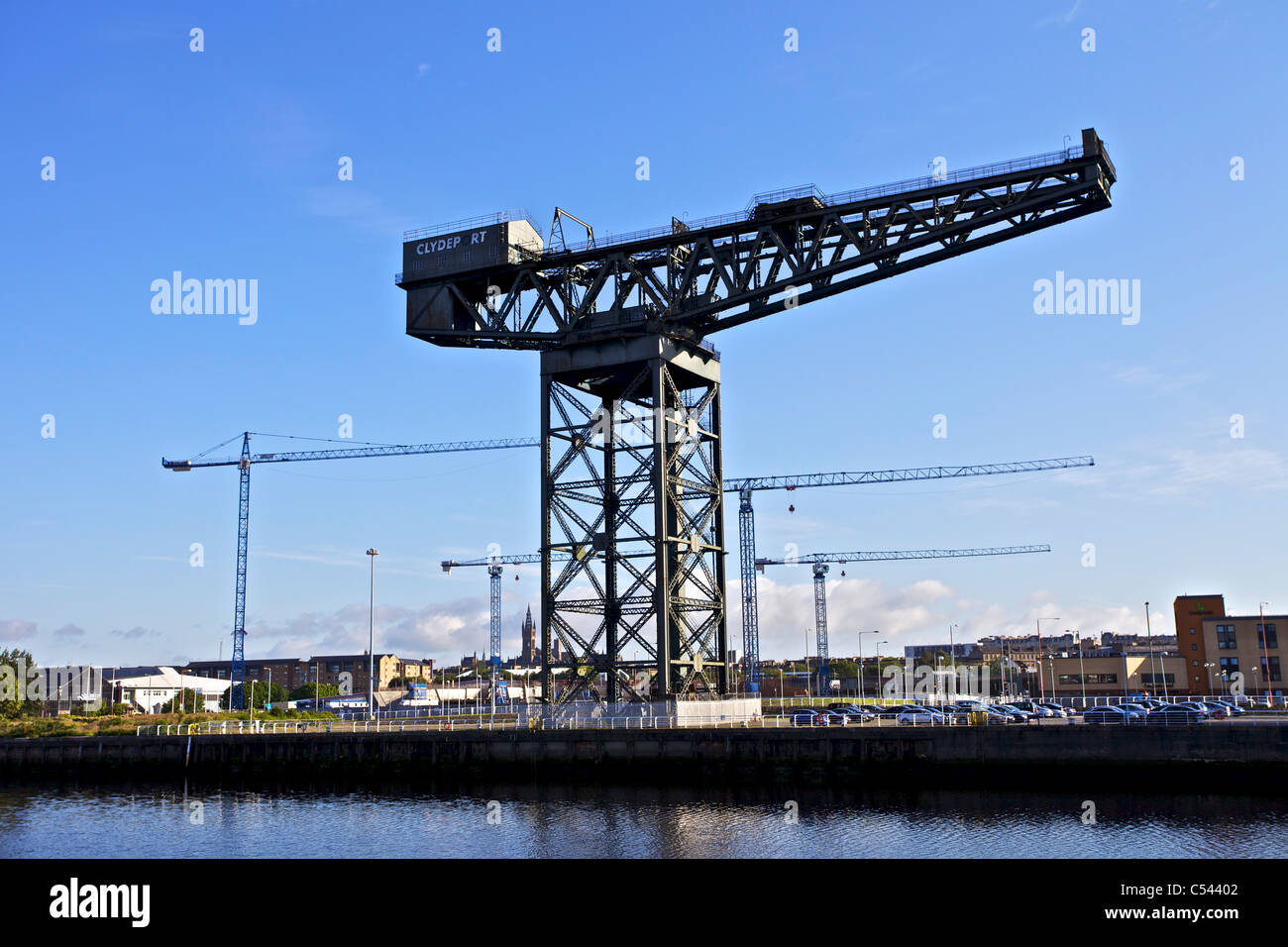 Bau-Krane in Glasgow auf Scottish Hydro Arena Website, Glasgow, Schottland, Großbritannien. Universität-Turm am Horizont. Stockfoto