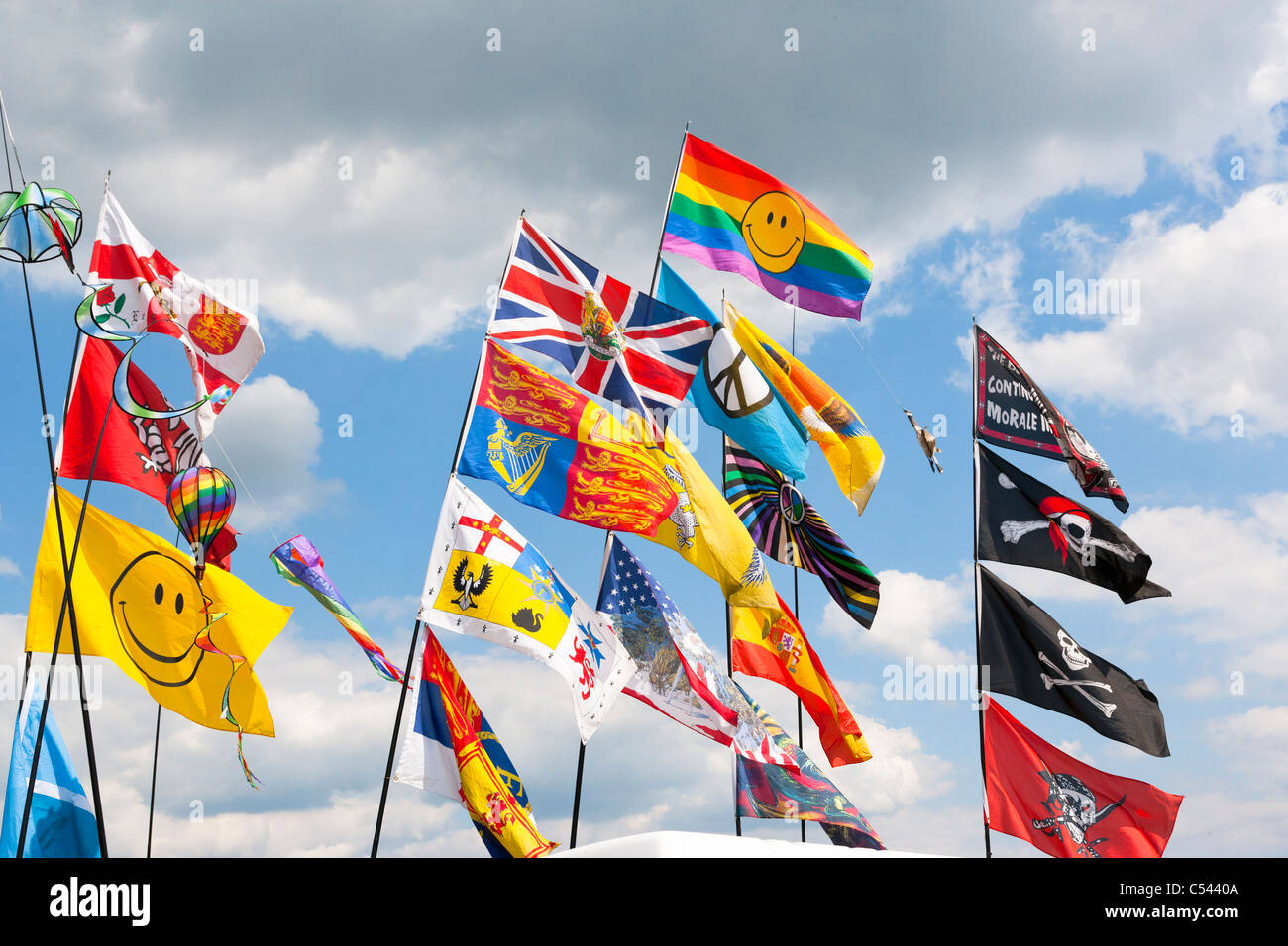 Bunte Fahnen aus Polen Stockfoto