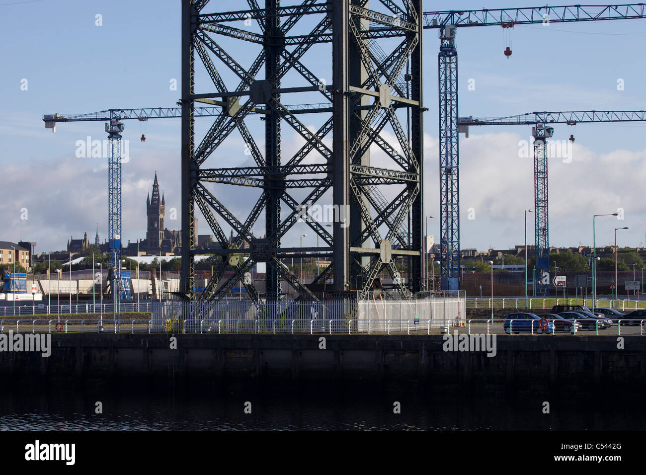 Bau-Krane in Glasgow auf Scottish Hydro Arena Website, Glasgow, Schottland, Großbritannien. Universität-Turm am Horizont. Stockfoto