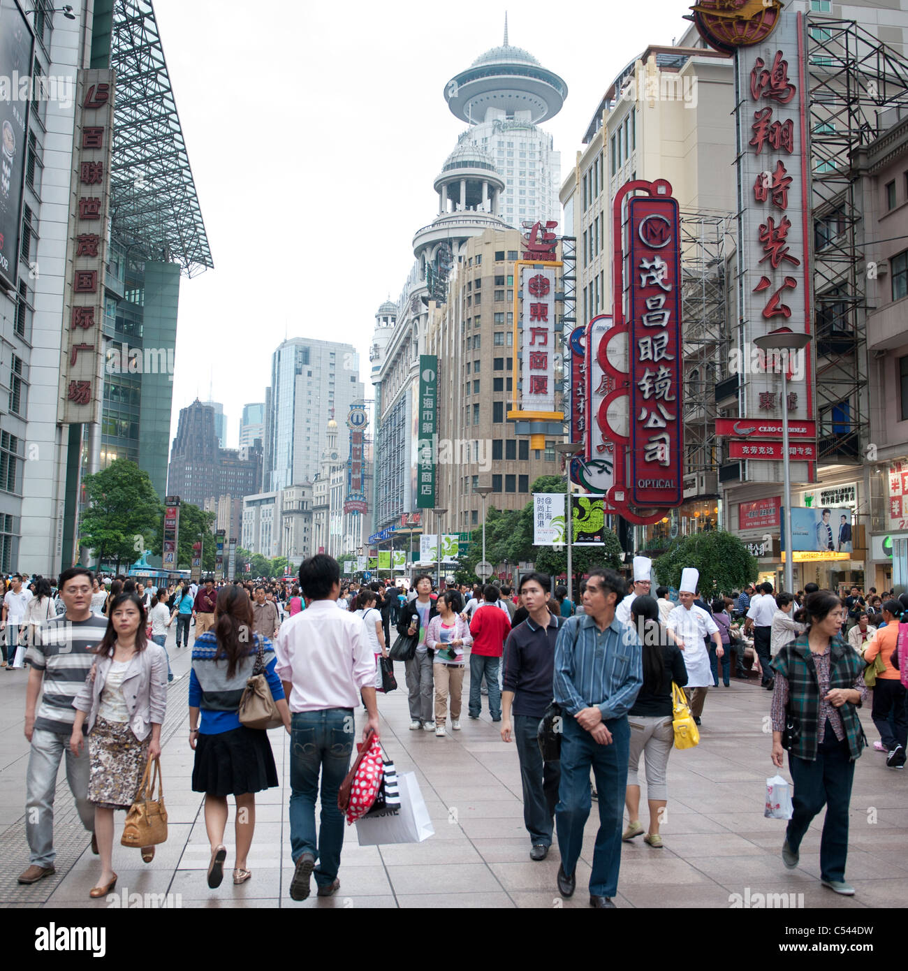 Passanten auf der Straße, Shanghai, China Stockfoto
