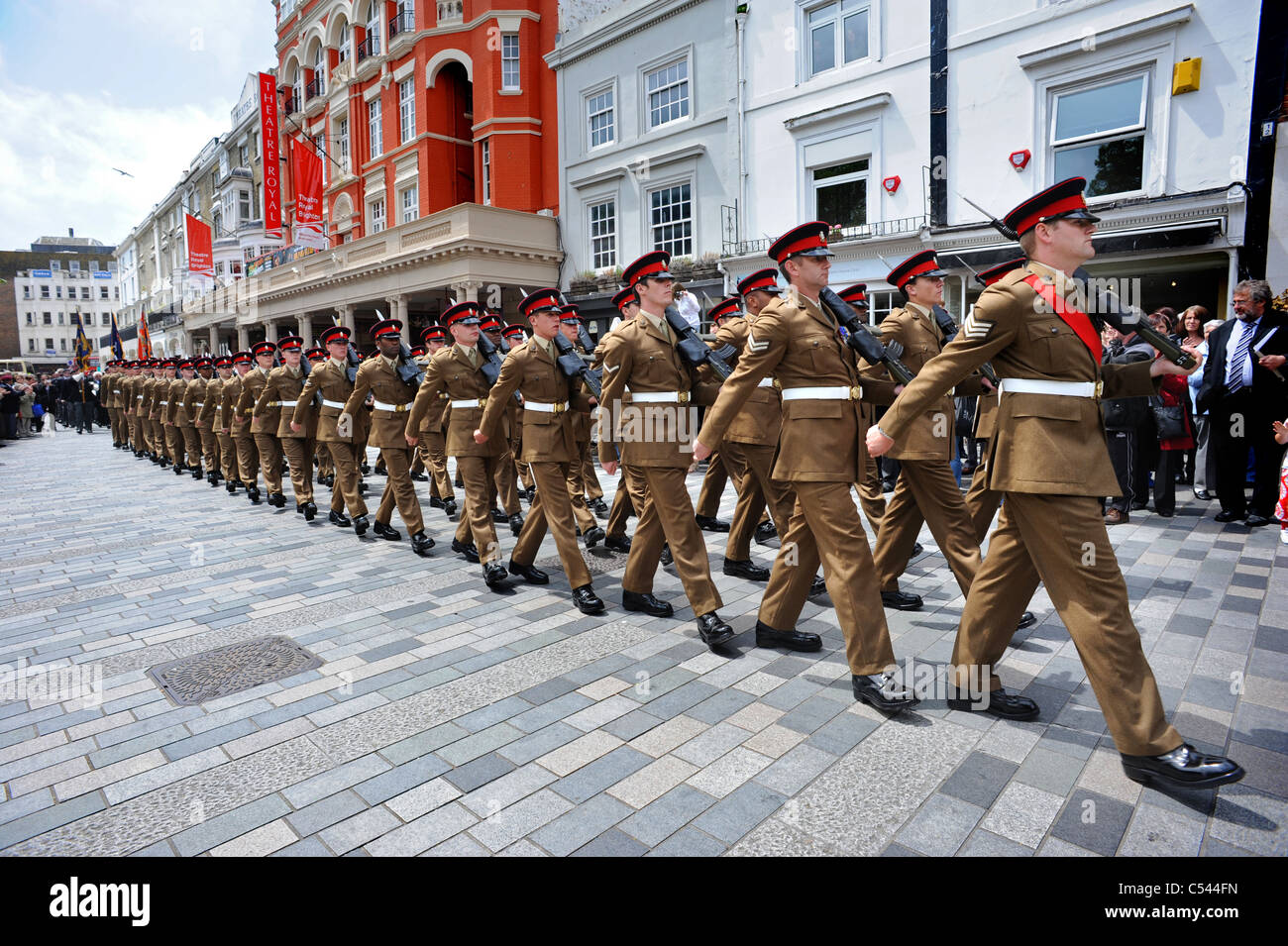 Das zweite Bataillon der Prinzessin von Wales Regiment-Parade durch die Straßen von Brighton nach seiner Rückkehr aus Afghanistan Stockfoto