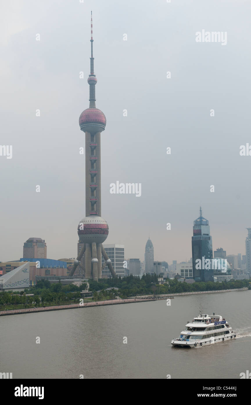 Auch mit dem Oriental Pearl Tower im Hintergrund, Pudong, Shanghai, China Stockfoto