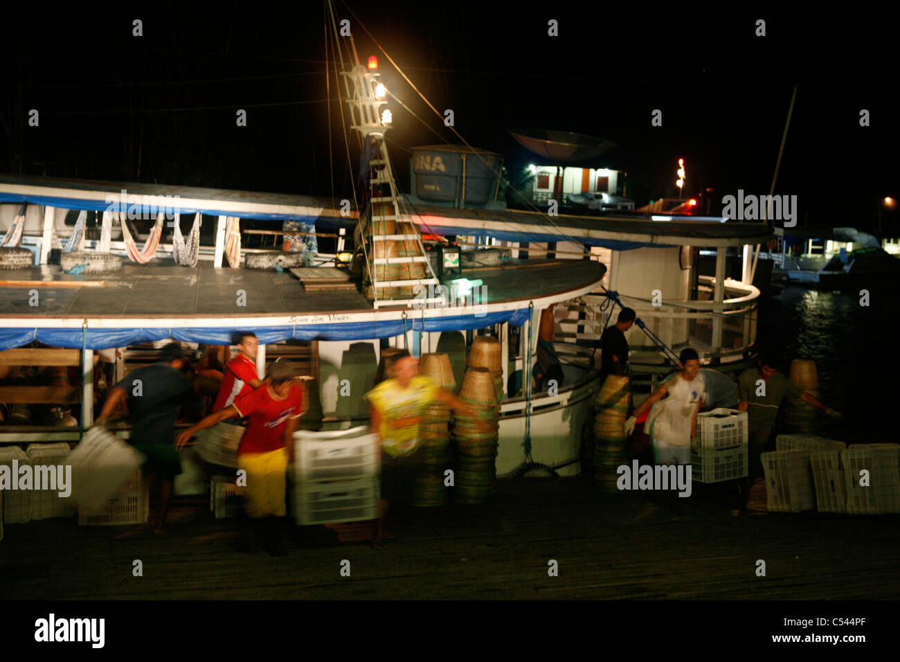 Ribeirinhos (Fluss Personen) die Aufbereitungsanlage Sambozan Acai Acai bereitzustellen. Macapa. Stockfoto
