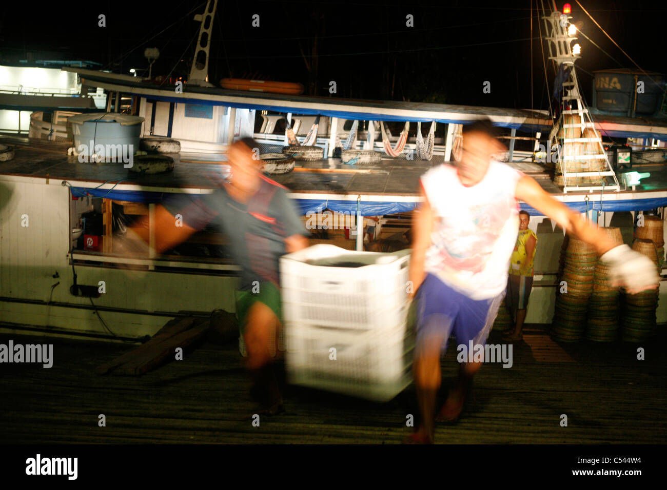 Ribeirinhos (Fluss Personen) die Aufbereitungsanlage Sambozan Acai Acai bereitzustellen. Macapa. Stockfoto