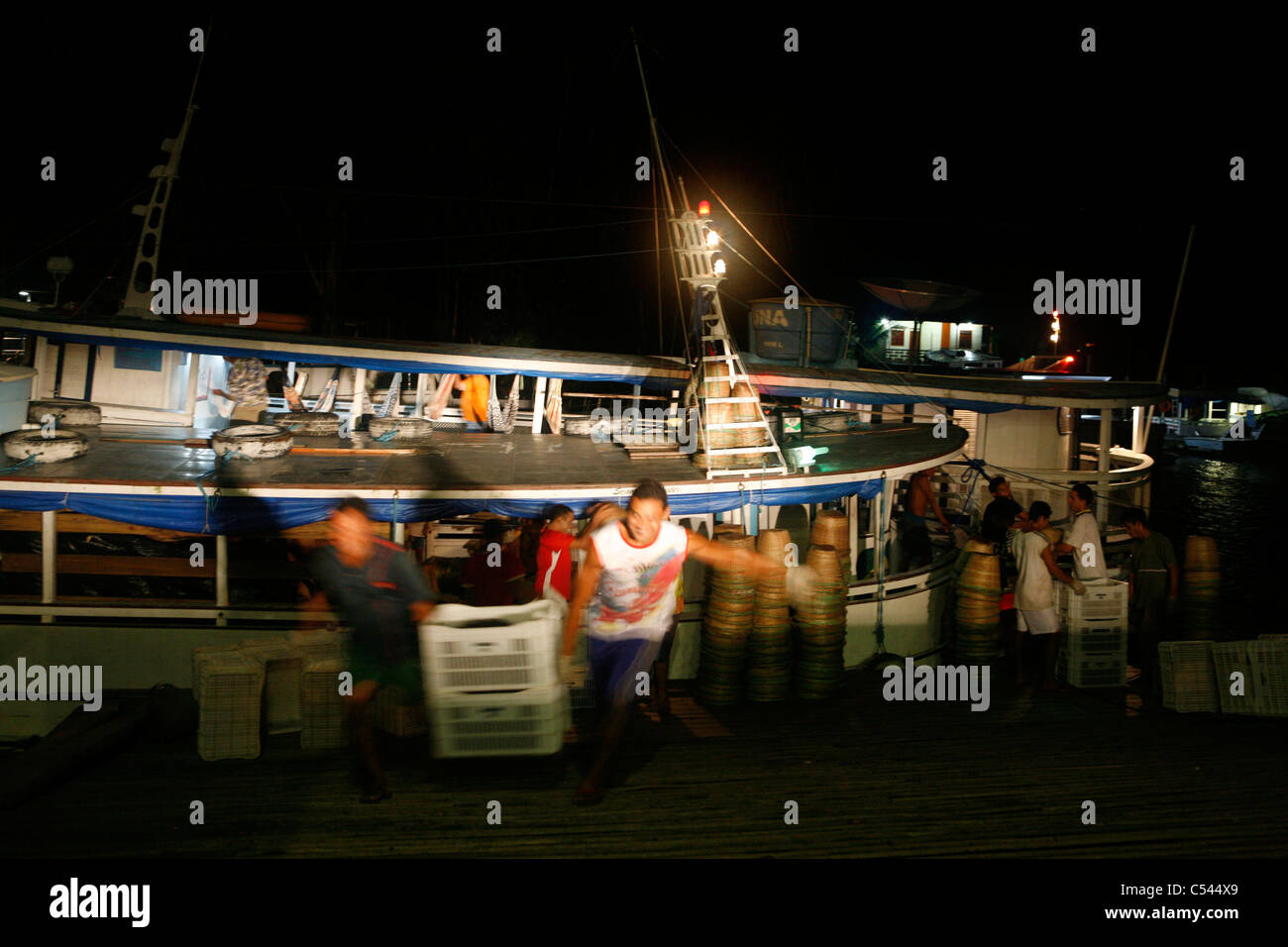 Ribeirinhos (Fluss Personen) die Aufbereitungsanlage Sambozan Acai Acai bereitzustellen. Macapa. Stockfoto
