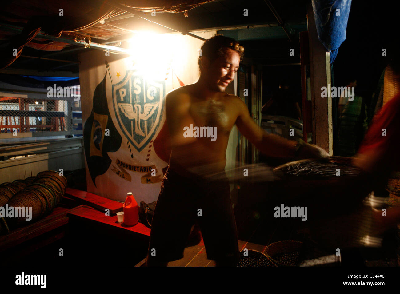 Ribeirinhos (Fluss Personen) die Aufbereitungsanlage Sambozan Acai Acai bereitzustellen. Macapa. Stockfoto