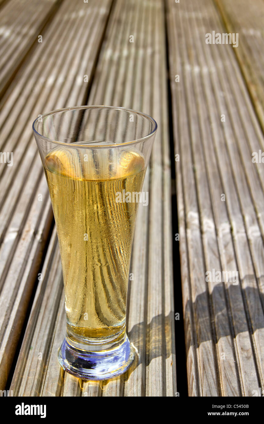 Eiskalten Bier auf Holzterrassen Stockfoto