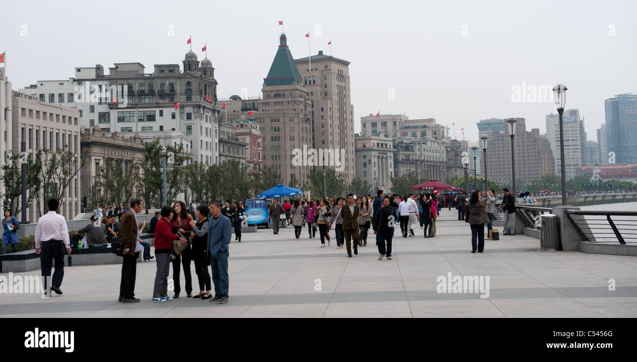 Touristen mit Gebäuden in einer Stadt, Bund, Shanghai, China Stockfoto