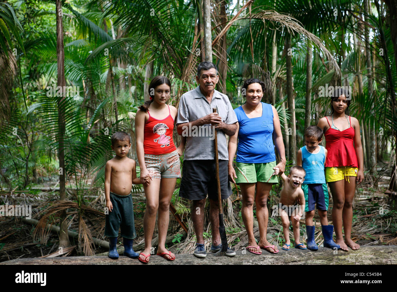 Ribeirinhos (Fluss Menschen) leben auf dem Picanco Fluss Amazonas Mündung. Diese Familie Ernte Acai Beeren für Unschuldige Getränke. Stockfoto