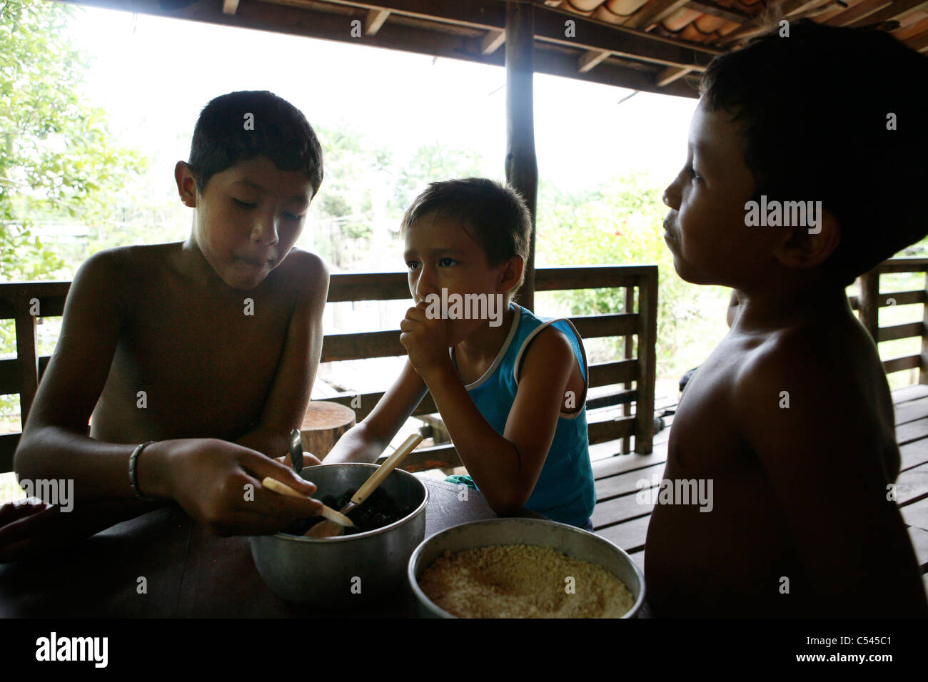 Ribeirinhos (Fluss Menschen) Leben am Fluss Picanco, Amazonas-Mündung. Stockfoto