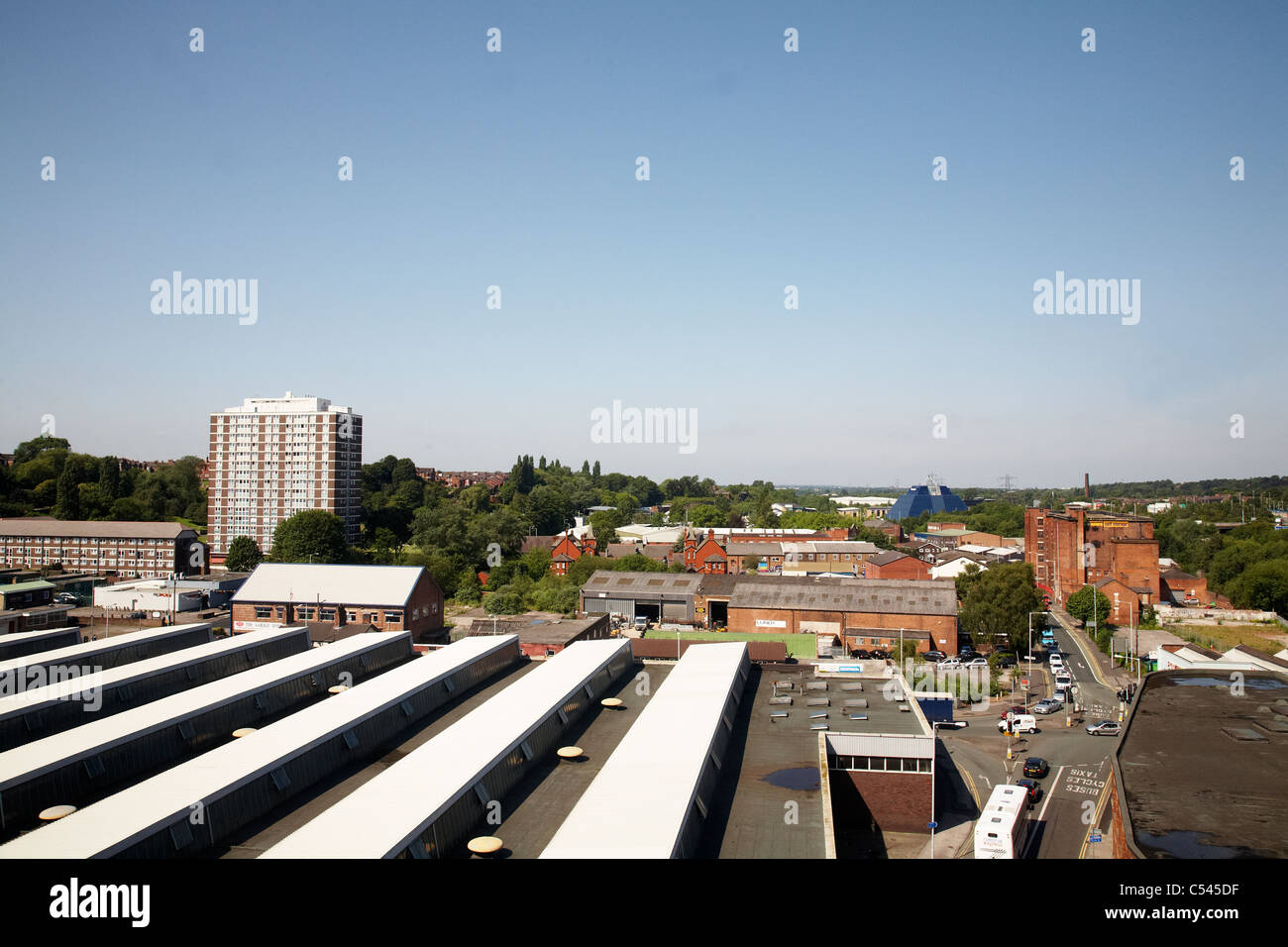 Blick Richtung Pyramide Gebäude vom Viadukt in Stockport UK aus gesehen Stockfoto