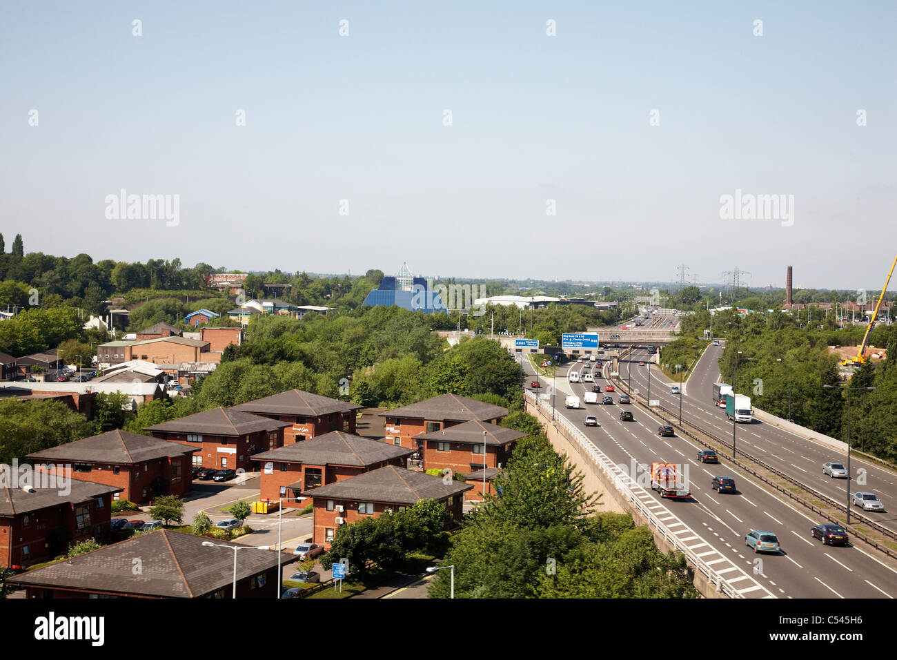 Autobahn M60 mit Pyramide Gebäude von Stockport Viadukt aus gesehen Stockfoto