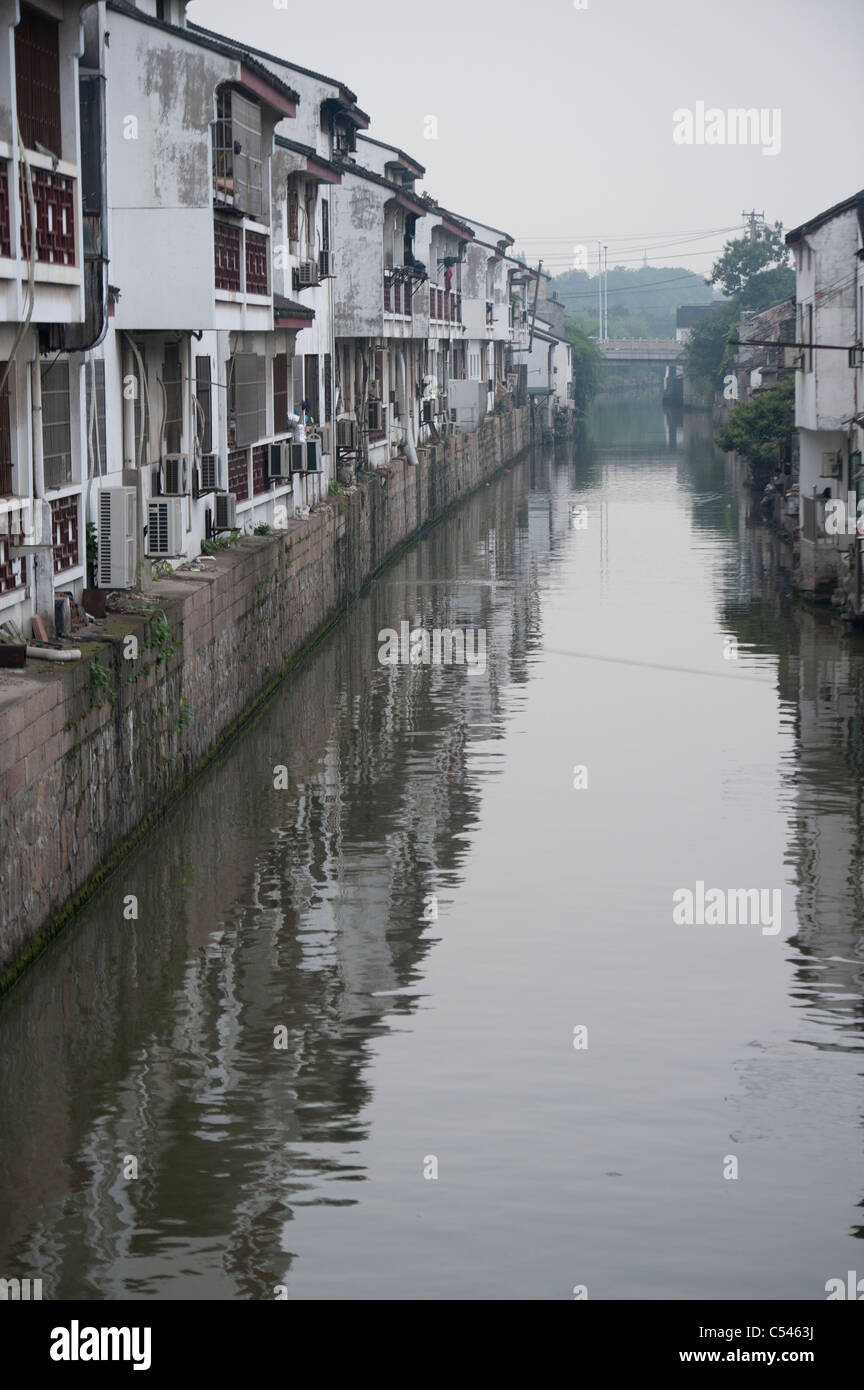 Häuser in der Nähe ein Bach, Suzhou Creek, Shanghai, China Stockfoto