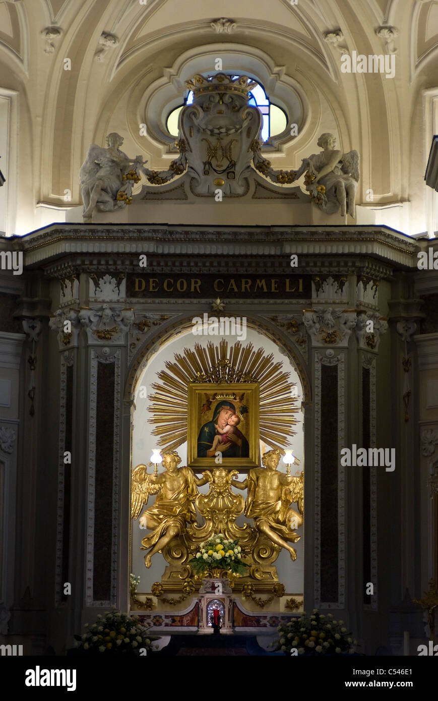 Barocken Kirchenraum mit Ikone der Jungfrau Maria und Christus Kind auf dem Altar, Neapel, Kampanien, Italien Stockfoto