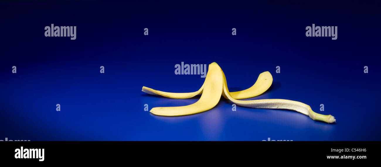 Eine Bananenschale auf blauem Hintergrund Stockfoto