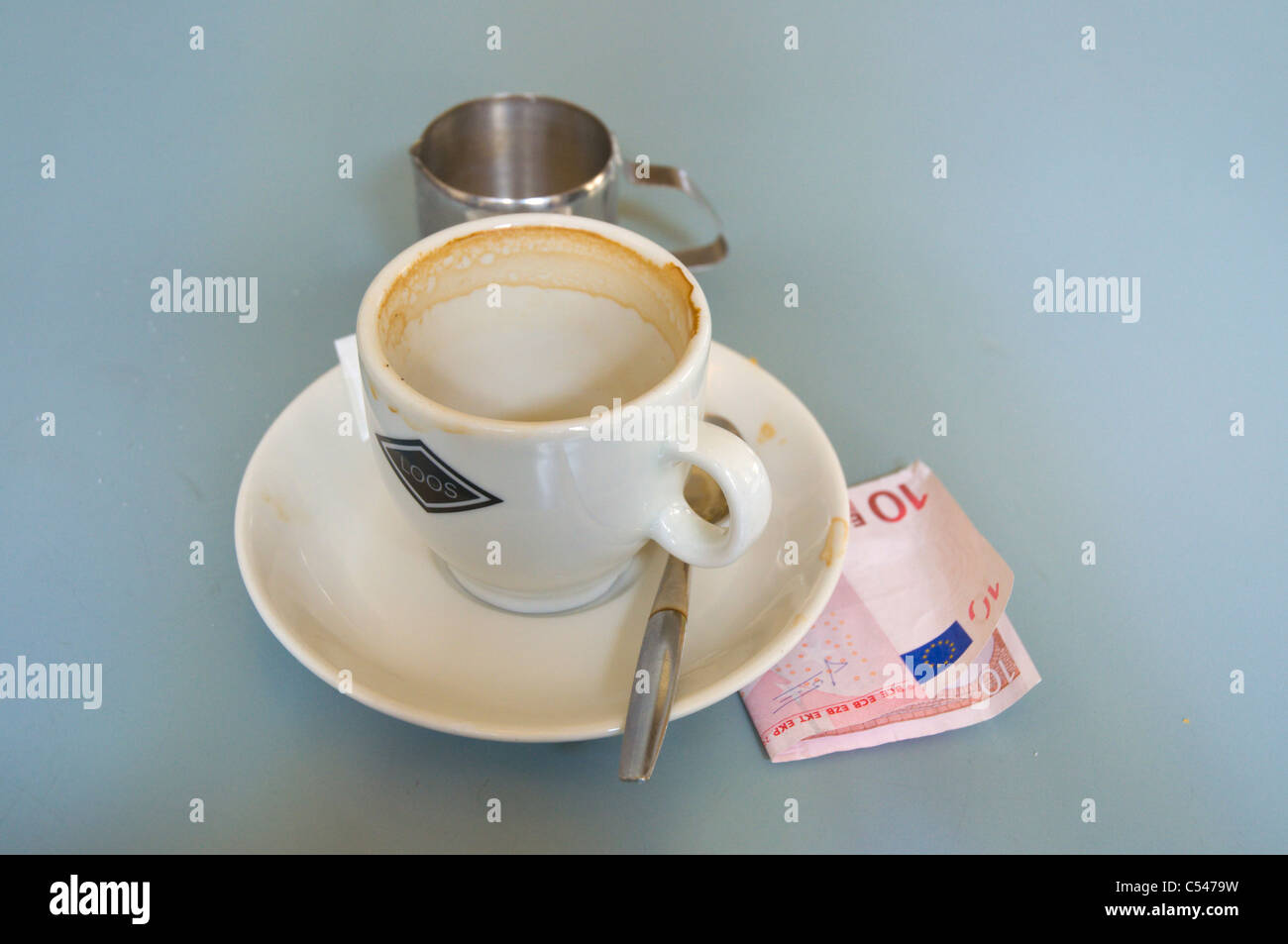 Leere Tasse Kaffee und zehn Euro beachten Sie für die Zahlung Grand Cafe Loos Scheepvaartkwartier Rotterdam Niederlande Europa Stockfoto