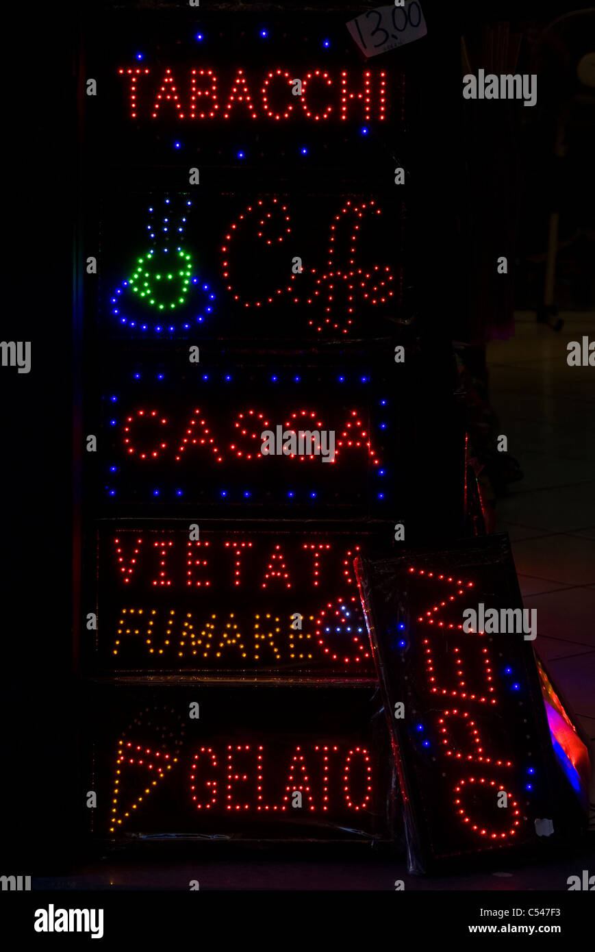 Leuchtreklamen eines Shops, Werbung, Tabak, Kaffee, Eis, kein Rauchen und "öffnen", Neapel, Kampanien, Italien Stockfoto