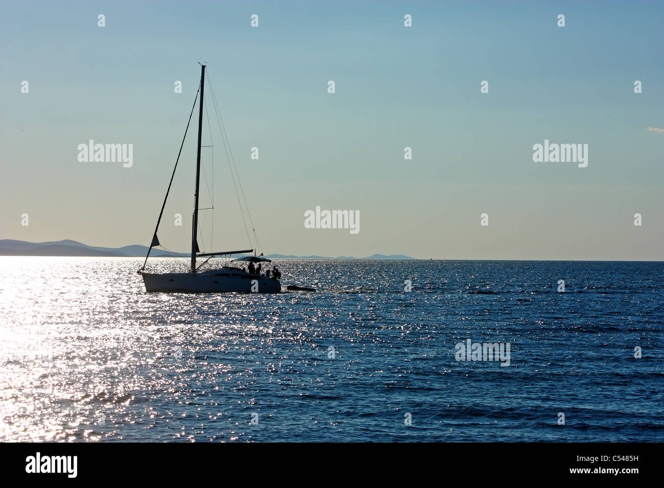 Silhouette eines Segelbootes auf dem offenen Meer Stockfoto