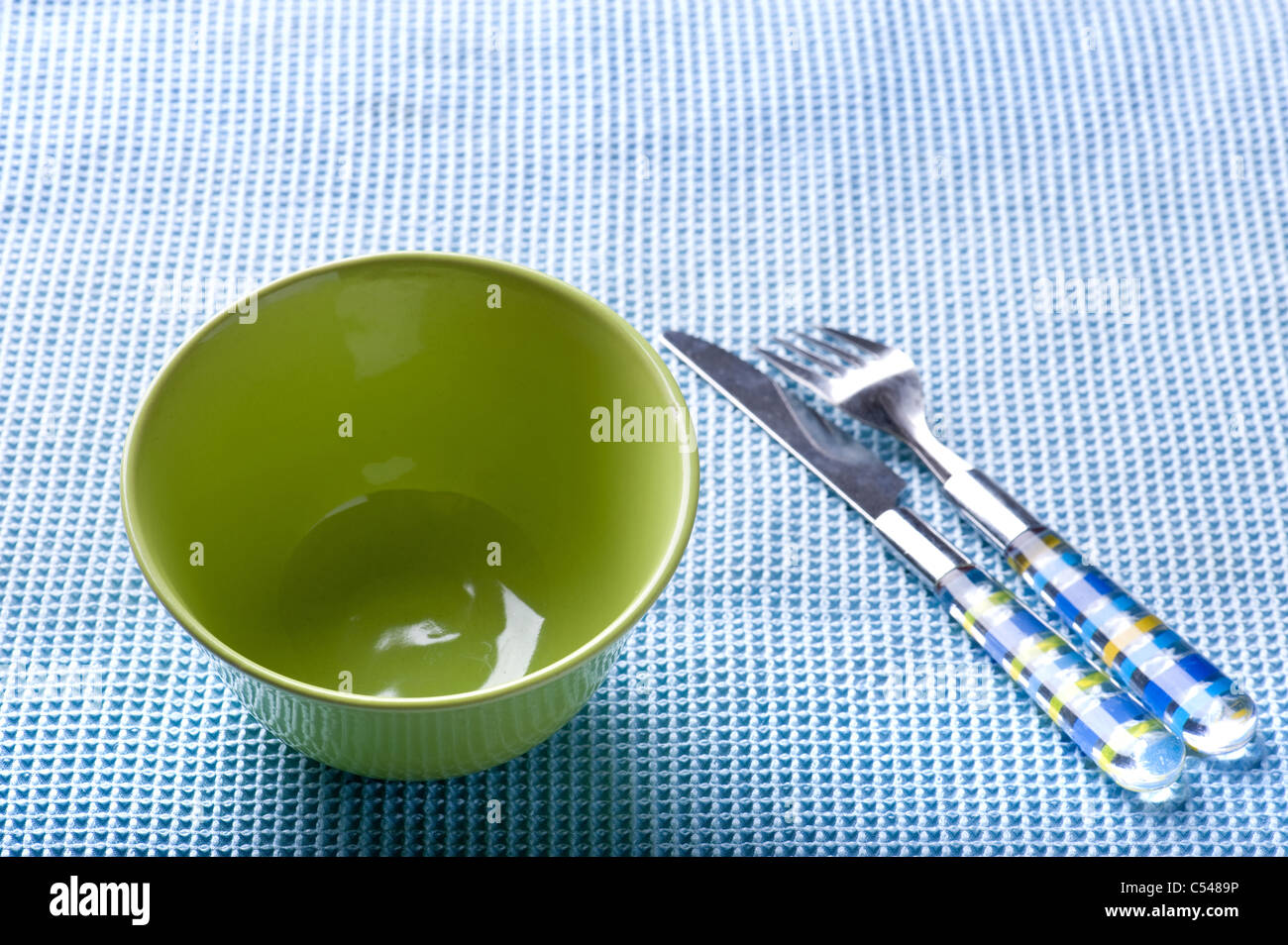 leere Teller grün mit Gabel auf Tisch Stockfoto