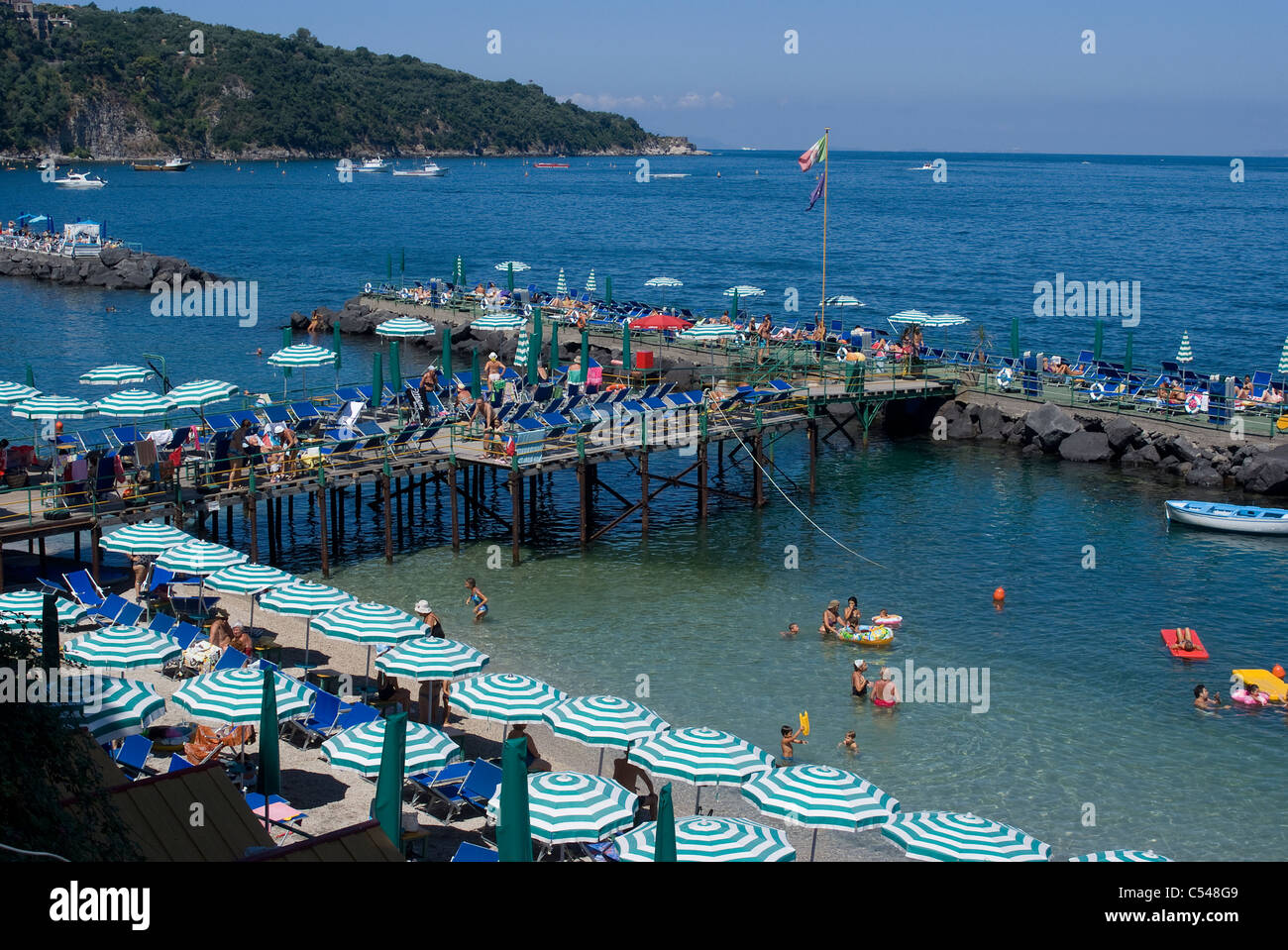 Luftaufnahme des Beach Club Pier und Bucht, Sorrent, Kampanien, Italien Stockfoto