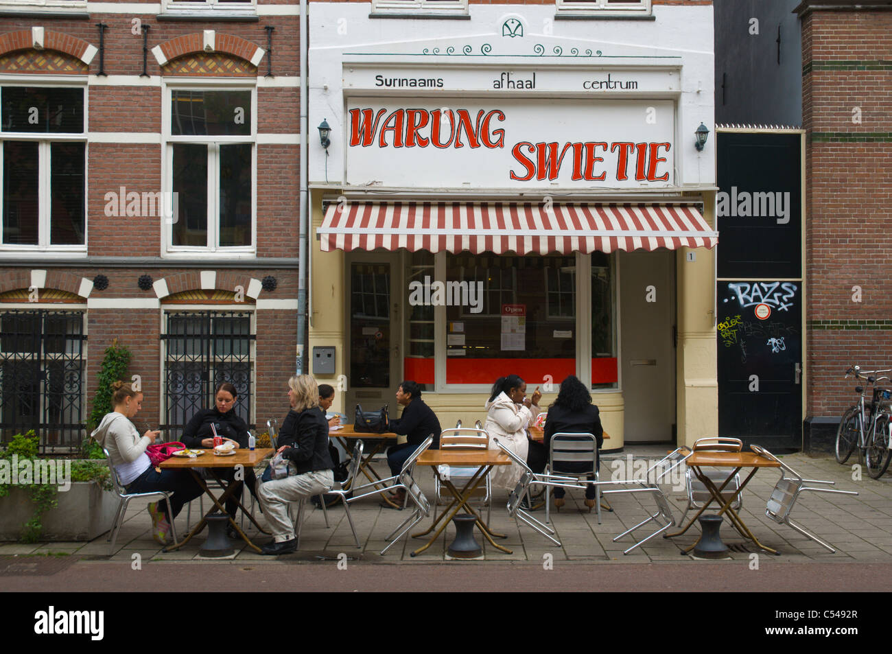 Restaurant, das surinamische Speisen und Getränke bei Albert Cuypstraat de Pijp Rotlichtviertel Amsterdam Niederlande-Europa Stockfoto