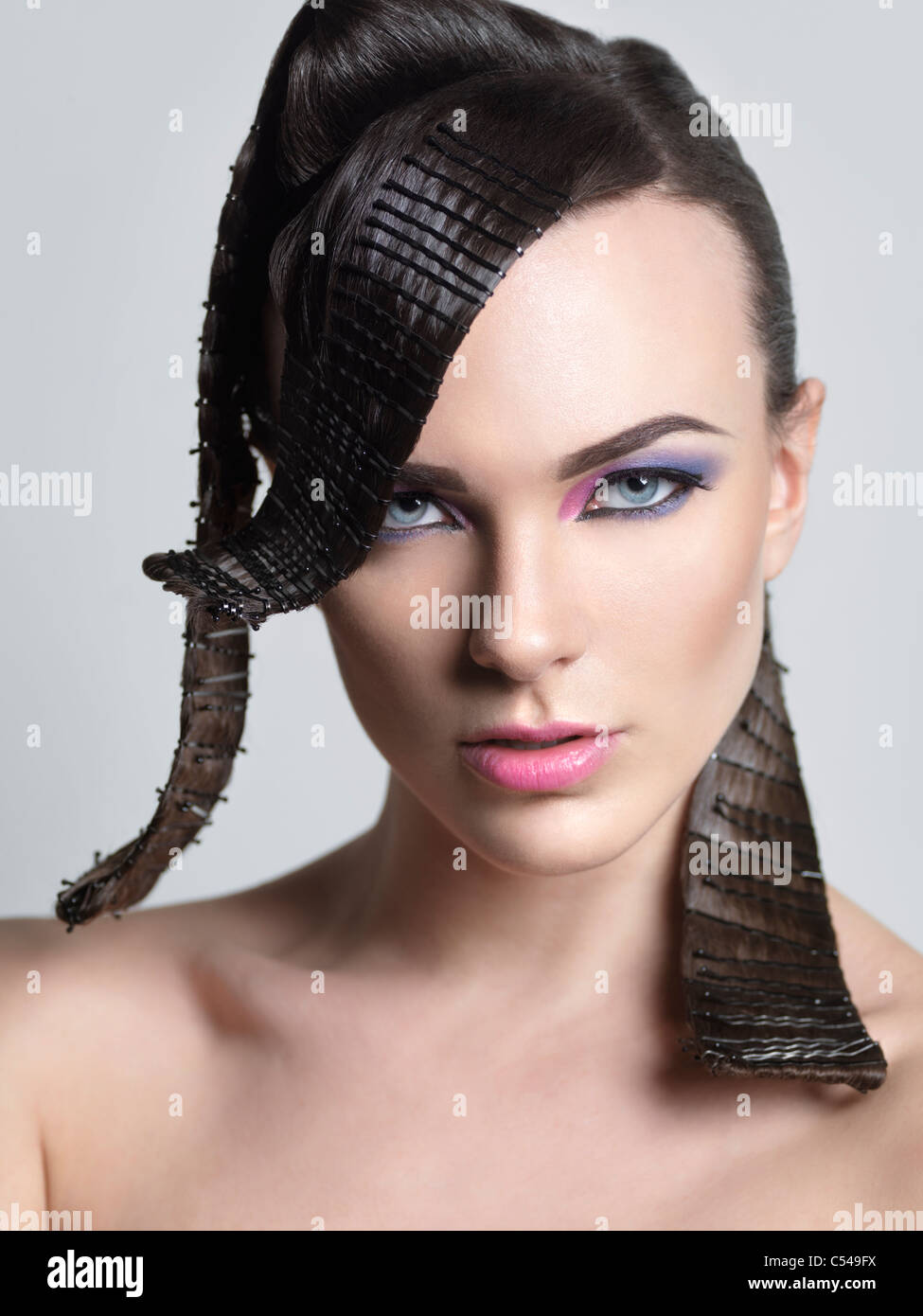 Schönheit-Porträt einer jungen Frau mit eine kreative Frisur Stockfoto