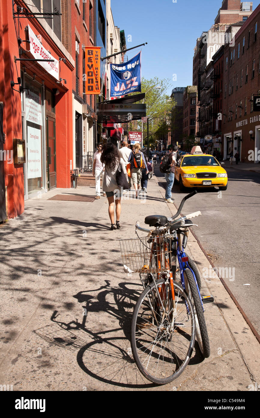 Bürgersteig, Fahrräder und Kabine, Greenwhich Village, W. 3rd Street, NYC Stockfoto