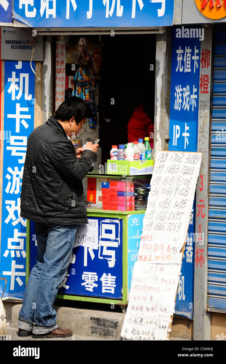 Ein chinesischer Mann mit einem Mobiltelefon in der alten Stadt Shanghai Stockfoto