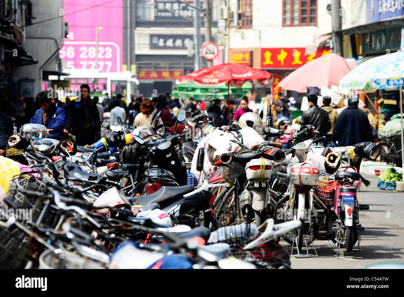 Fahrräder und Motorroller in Shanghai Stockfoto