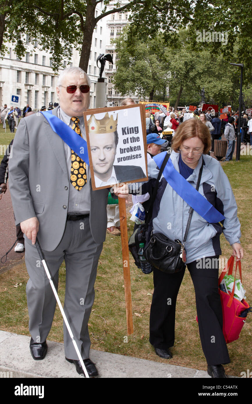 Tausende von Menschen mit Behinderungen marschieren vorbei Parlament Protest gegen Kürzungen bei Betreuung für Behinderte Stockfoto