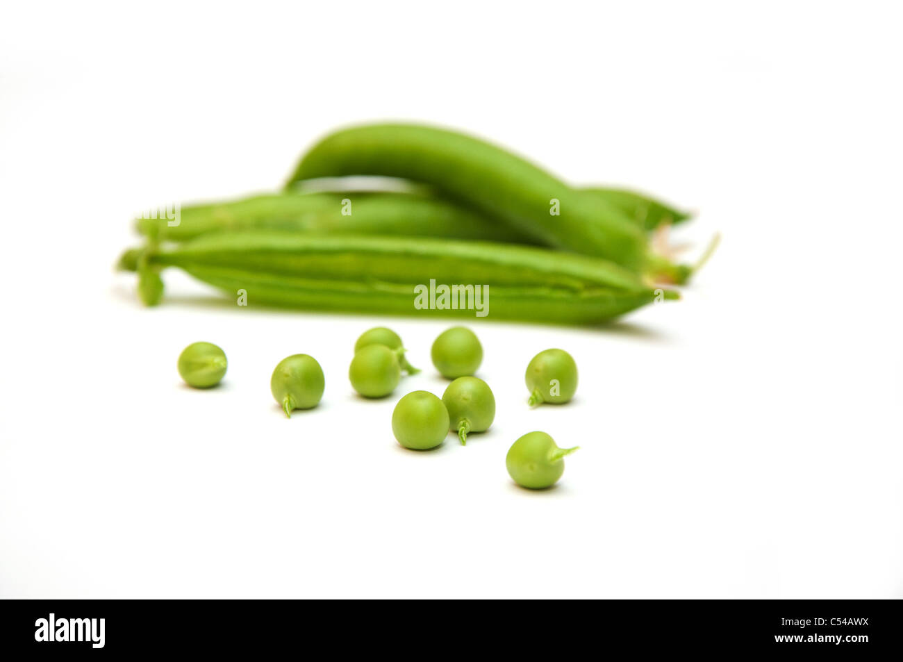 Grüne Erbse Hülsen über einem weißen Hintergrund Stockfoto