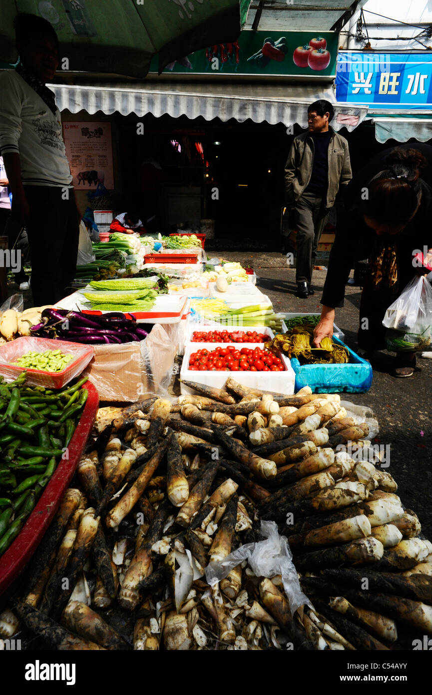 Ein Marktstand, Verkauf von Gemüse in Shanghai Stockfoto