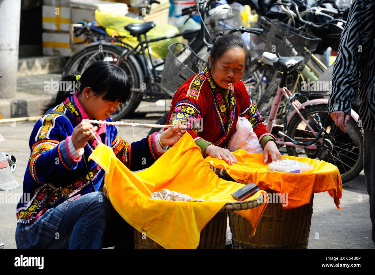 Chinesische Frauen herstellen und verkaufen fertige Ware in Shanghai Altstadt Stockfoto