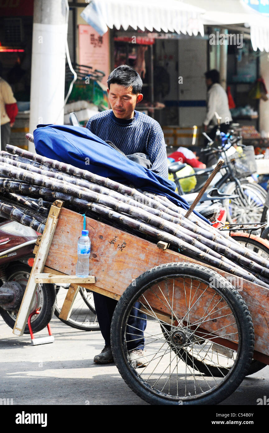 Ein Mann mit einem Wagen von Bambus in Shanghai Stockfoto