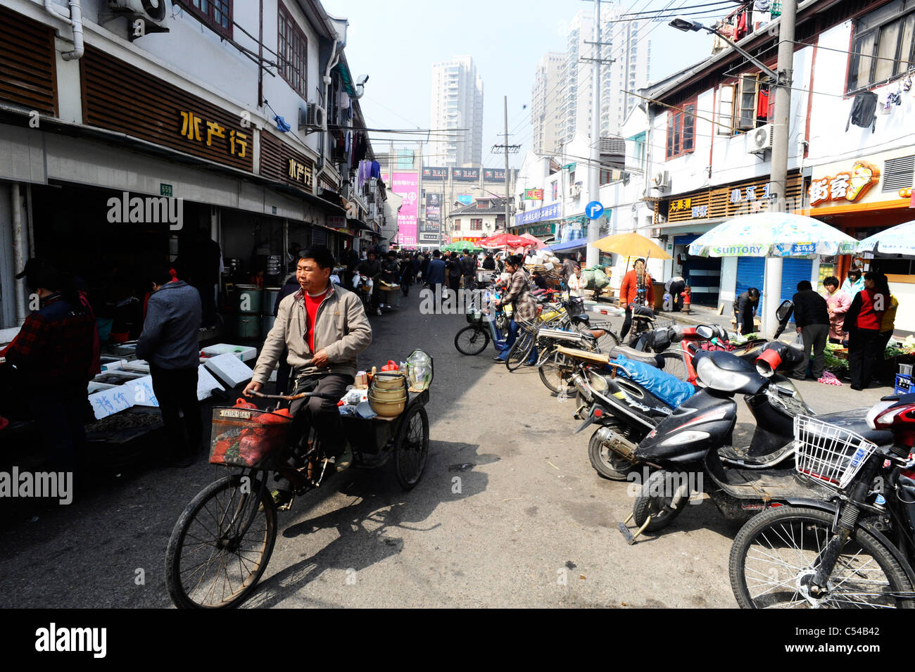 Eine typische Straßenszene im alten Shanghai Stockfoto