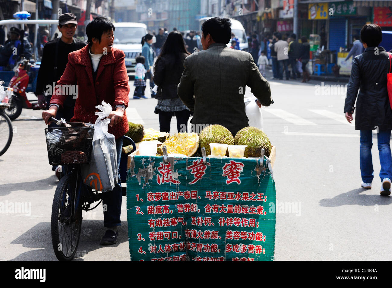 Chinesische Straßenverkäufer unterwegs in Shanghai Stockfoto