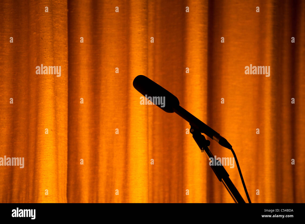 Gelbe Bühnenvorhang und Mikrofon für Hintergrund Stockfoto