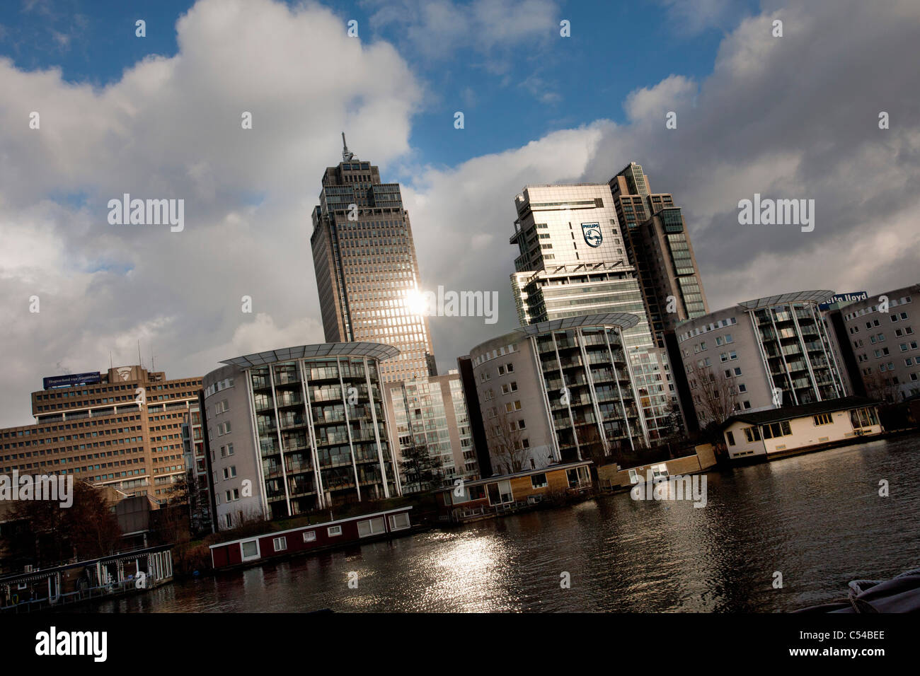 Die Niederlande, Amsterdam, Sitz von Philips Unternehmen am Fluss Amstel. Stockfoto