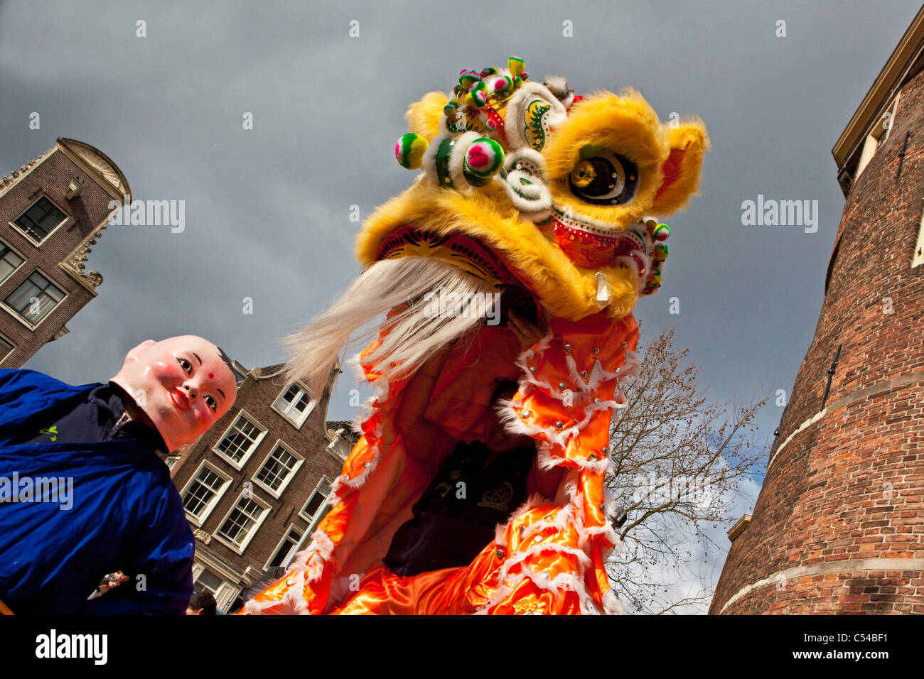 Die Niederlande, Amsterdam, feiert Chinesisches Neujahr auf Platz genannt Nieuwmarkt. Stockfoto