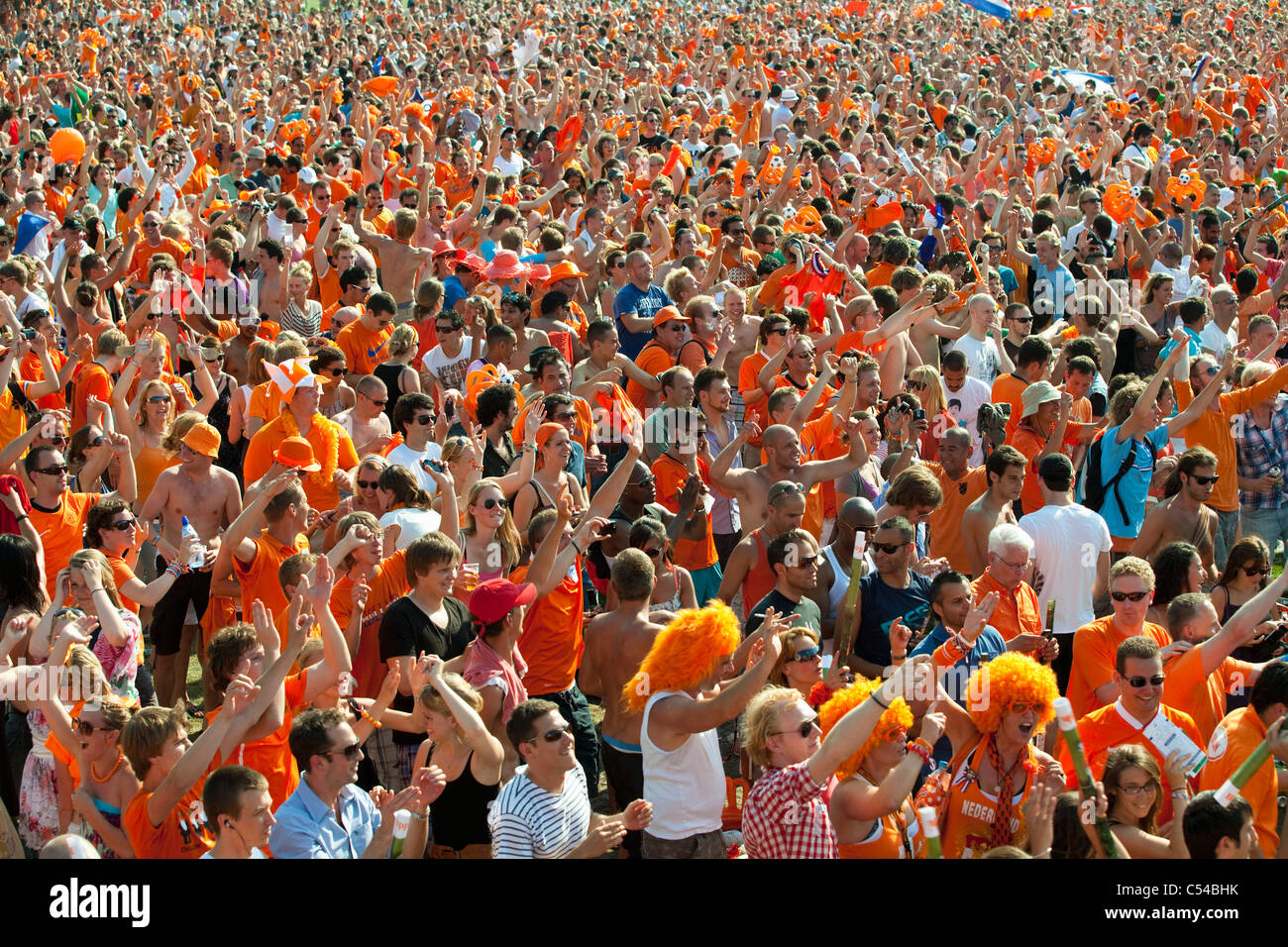 Fußball-WM. Viertel Finale Brasilien - 2. Juli 2010. Museumplein. Anhänger, gekleidet in nationalen Farbe Orange. Stockfoto