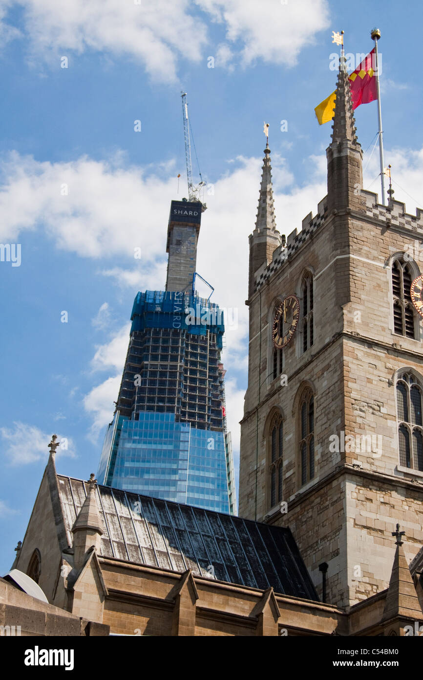 Der Shard Turmbau mit Southwark cathedral Stockfoto