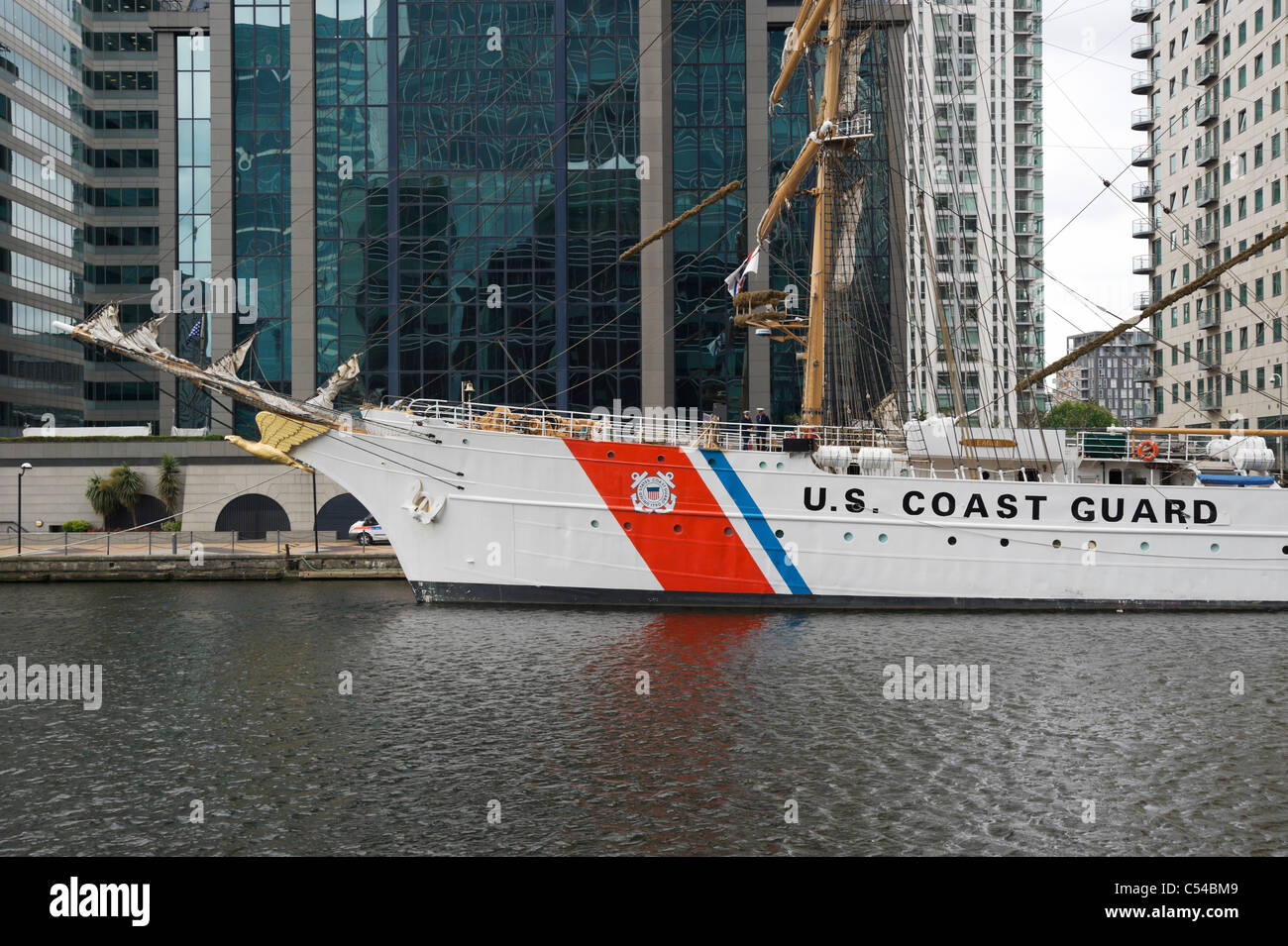 London, UK, USCG Viermastbark Adler, festgemacht an South Quay in der West India Millwall Dock, UK für seinen 75. Geburtstag zu besuchen. Stockfoto