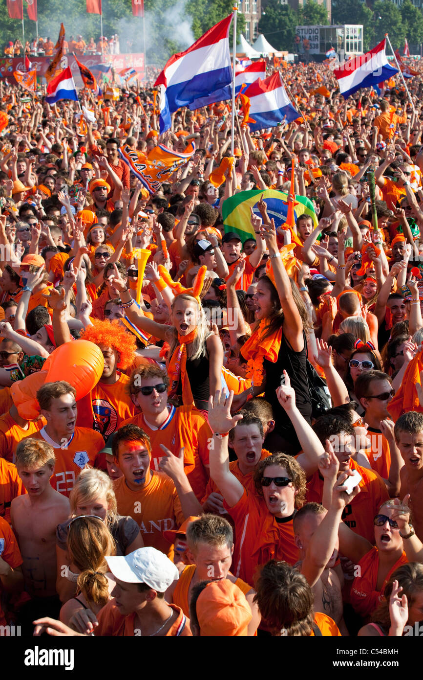 Fußball-WM 2010. Museumplein. 6 Juli. Finale Niederlande - Spanien. In nationalen Farbe Orange gekleidet. Stockfoto