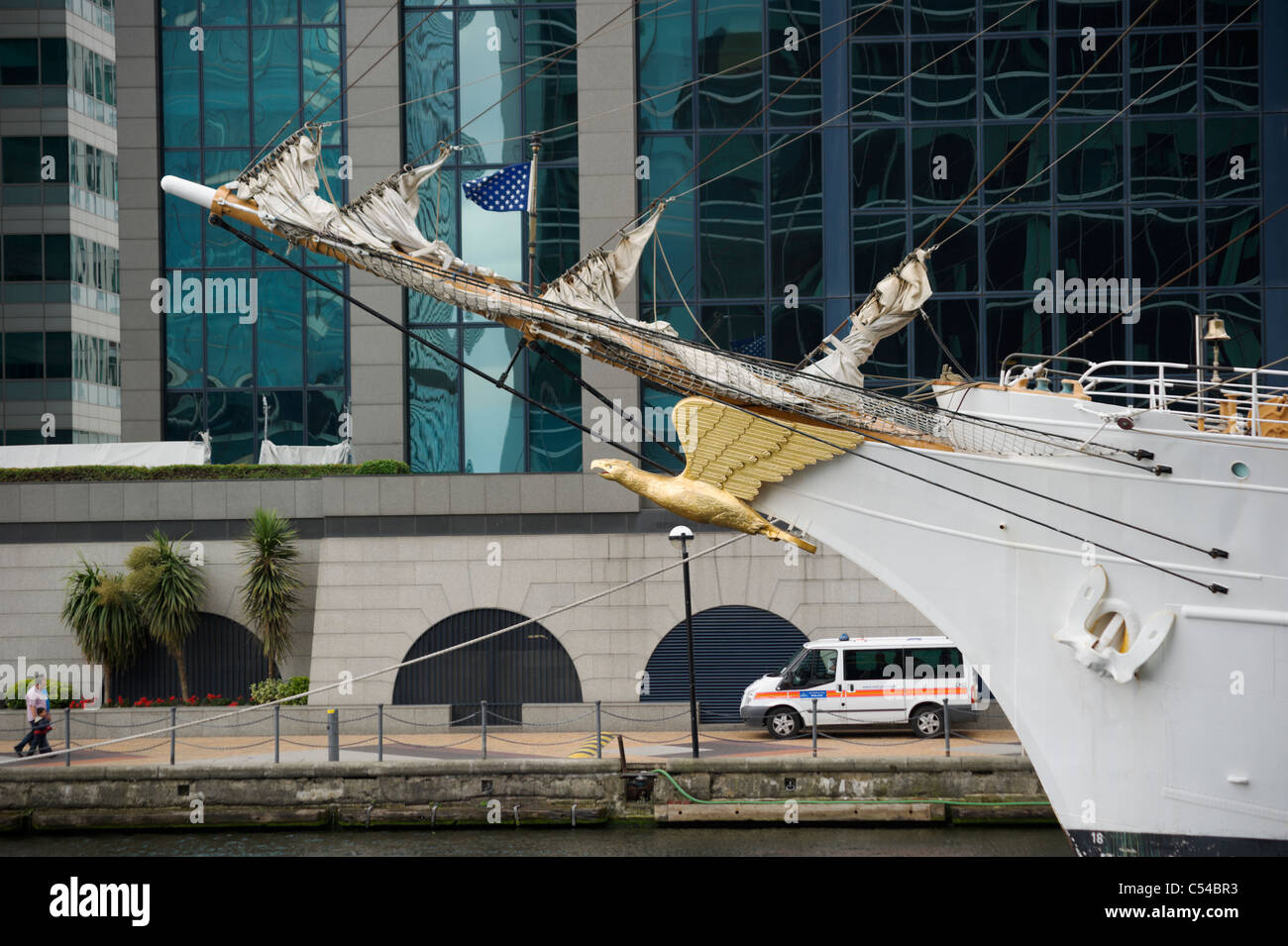 London, UK, USCG Viermastbark Adler, festgemacht an South Quay in der West India Millwall Dock, UK für seinen 75. Geburtstag zu besuchen. Stockfoto