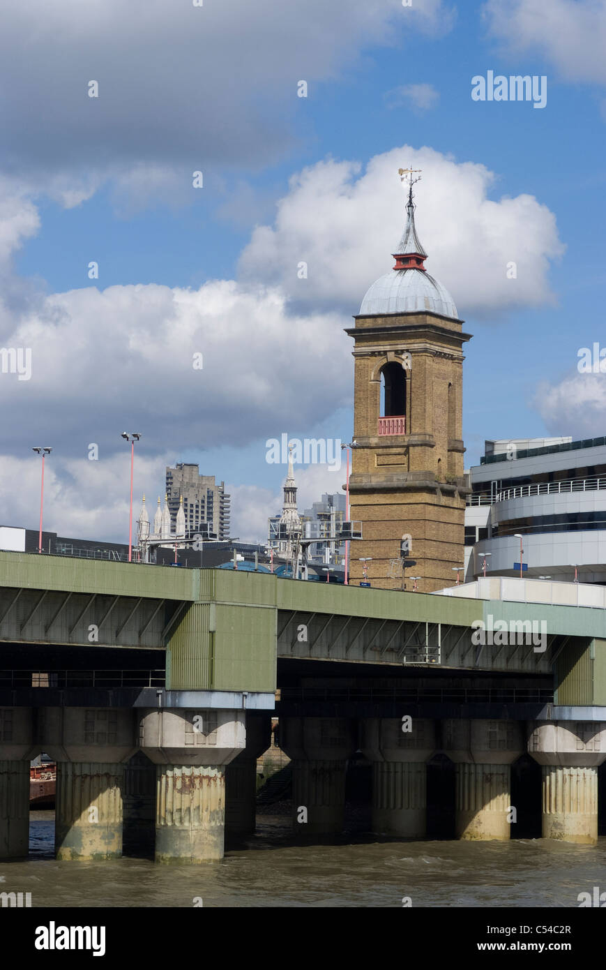 Cannon Street Bridge und Station Ansatz über die Themse, London, England Stockfoto