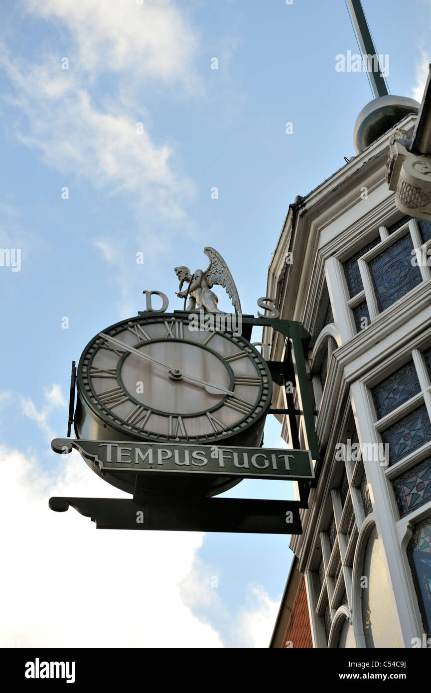 Die Zeit vergeht, Tempus Fugit, Alter Vater Zeit Uhr Dysons Juweliere Altbau, Leeds Stockfoto