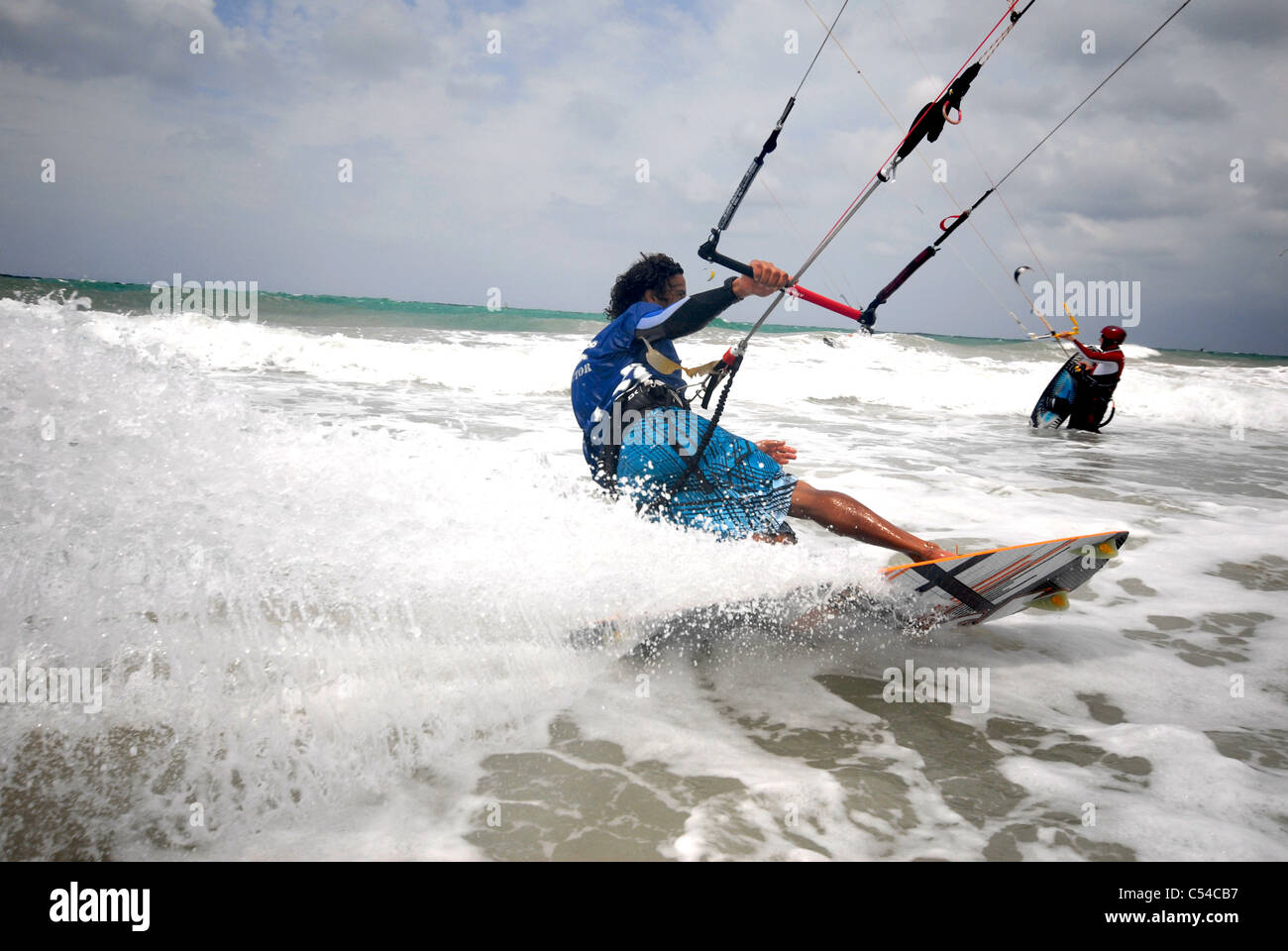 Kitesurfer durch flaches Wasser in der Nähe Küste schnitzen Stockfoto