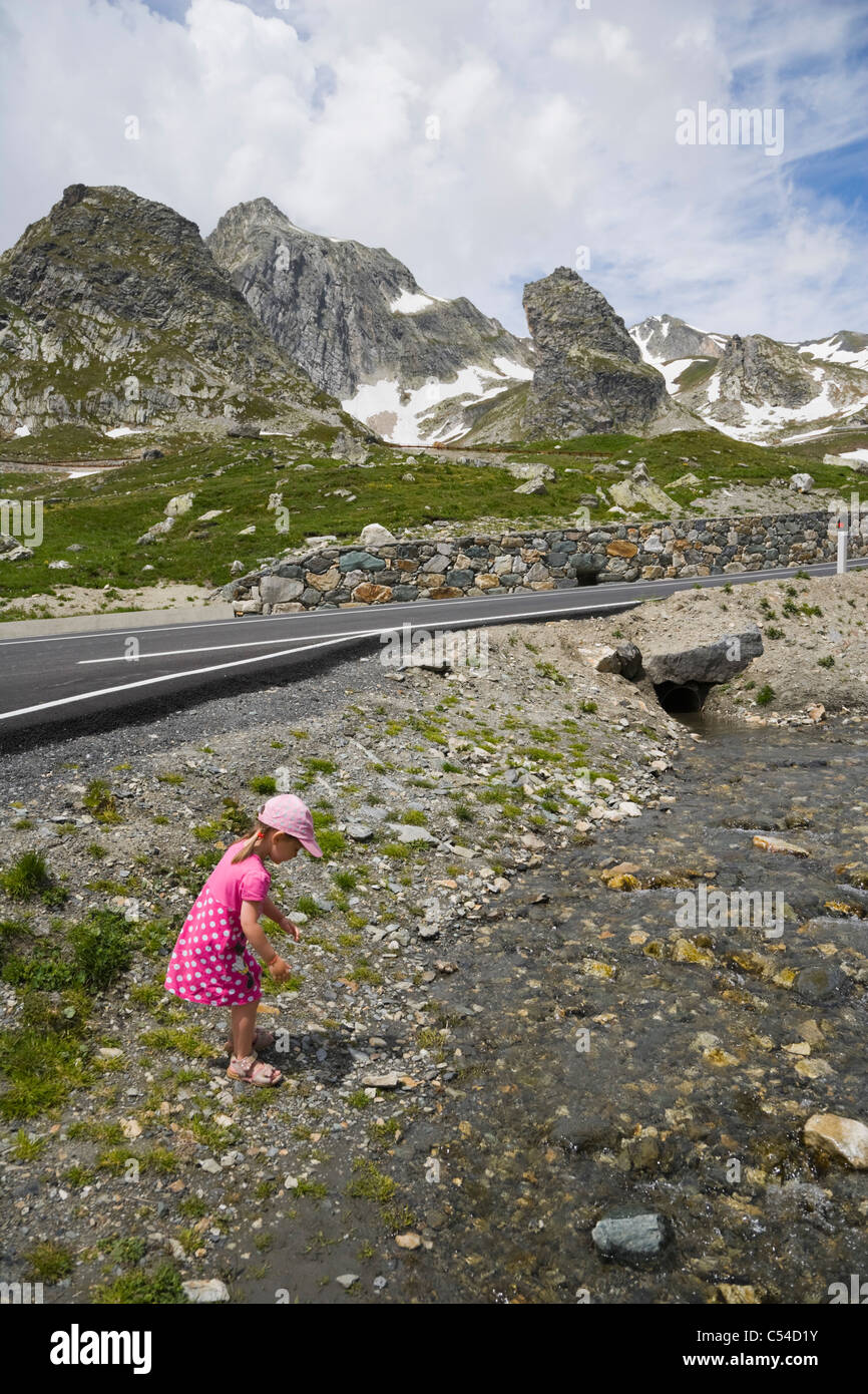 3 Jahre altes Mädchen in den Walliser Alpen, Walliser Alpen vom großen St. Bernhard-Pass Stockfoto